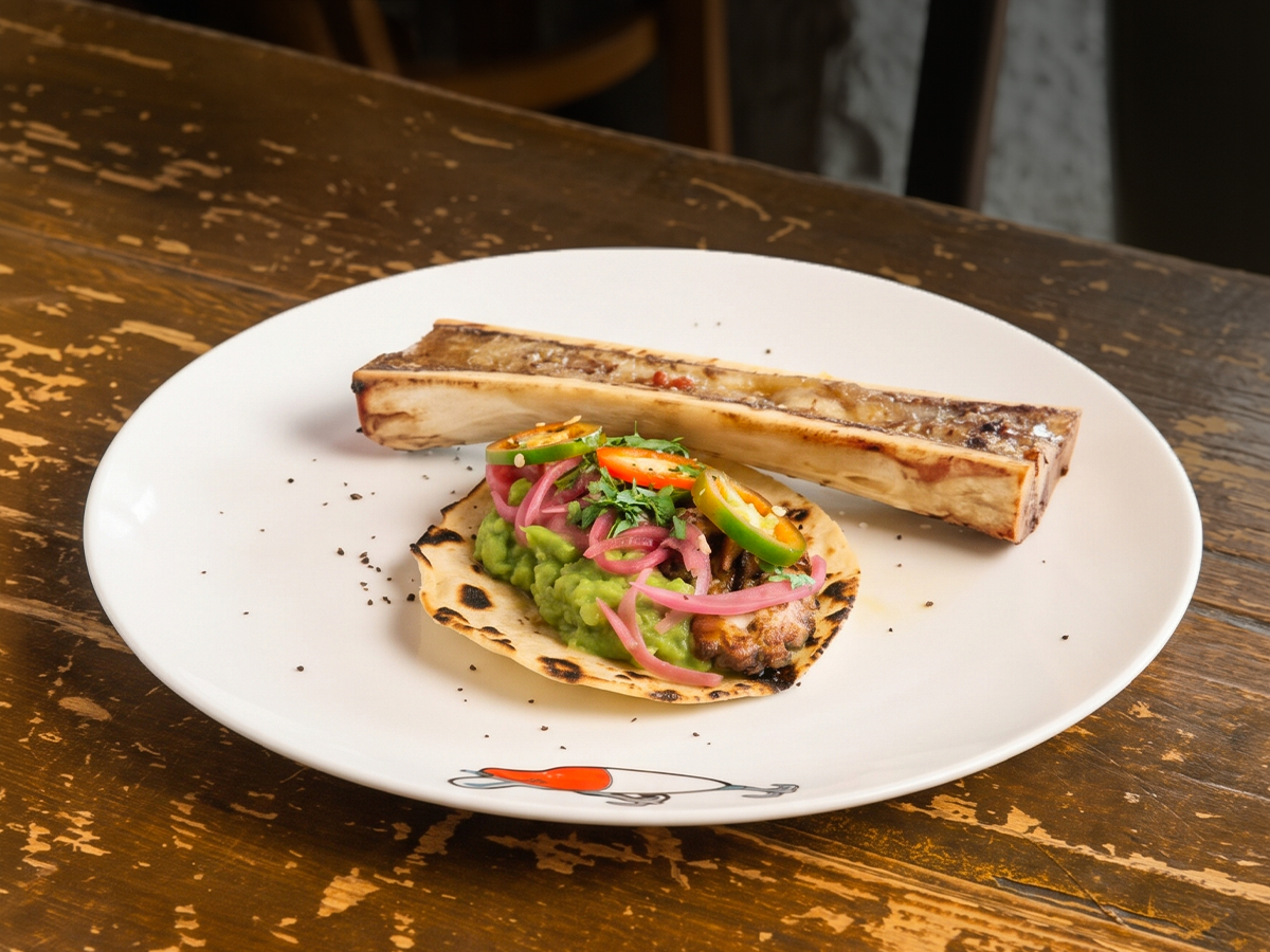 Taco de pulpo asado con tuétano a las brasas