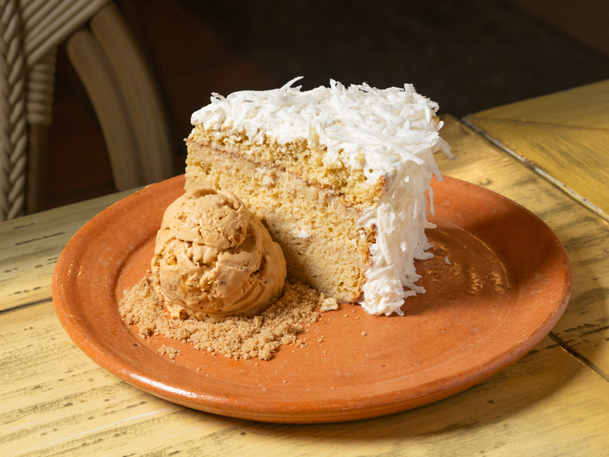 Pastel de coco con helado